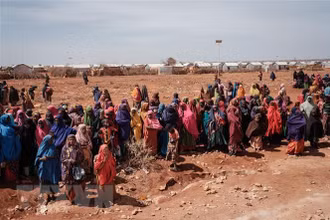 Người dân xếp hàng chờ nhận lương thực cứu trợ tại trại tị nạn ở Baidoa, Somalia. (Ảnh: AFP/TTXVN)