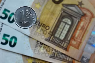 Đồng xu ruble của Nga và đồng euro. (Ảnh: AFP/TTXVN)