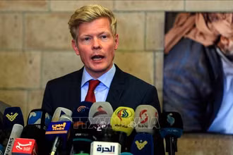 Đặc phái viên Liên hợp quốc về Yemen Hans Grundberg phát biểu với báo giới tại Sanaa, Yemen, ngày 13/4/2022. (Ảnh: AFP/TTXVN)