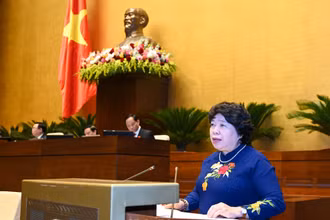 Ủy viên Ủy ban Thường vụ Quốc hội, Chủ nhiệm Ủy ban Xã hội của Quốc hội Nguyễn Thúy Anh trình bày Báo cáo giải trình, tiếp thu, chỉnh lý dự thảo Luật Khám bệnh, chữa bệnh (sửa đổi). (Ảnh: DUY LINH)