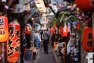 Người dân đeo khẩu trang phòng dịch Covid-19 tại Tokyo, Nhật Bản. (Ảnh: Reuters)