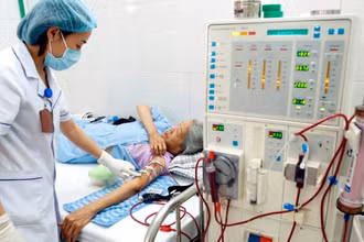 Chăm sóc, điều trị cho bệnh nhân bảo hiểm y tế. (Ảnh: TTXVN)