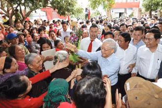 Tổng Bí thư Nguyễn Phú Trọng với nhân dân tại thôn Thượng Điện, xã Vinh Quang, huyện Vĩnh Bảo, thành phố Hải Phòng. (Ảnh: TTXVN)