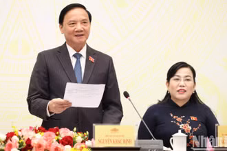 Phó Chủ tịch Quốc hội Nguyễn Khắc Định chủ trì họp báo về chương trình Kỳ họp thứ 8, Quốc hội Khóa XV. (Ảnh: DUY LINH)