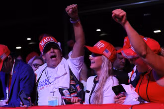 Người ủng hộ ông Donald Trump ăn mừng tại địa điểm diễn ra cuộc mít-tinh Đêm bầu cử ở Trung tâm hội nghị Palm Beach, Florida. (Ảnh: Reuters)