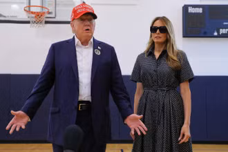 Ông Donald Trump phát biểu trước báo giới khi bỏ phiếu trực tiếp tại Trung tâm giải trí Mandel ở Palm Beach, Florida trong ngày bầu cử 5/11. (Ảnh: Reuters) 