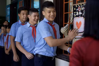 Dự án Trường học Hạnh phúc không chỉ đặt trọng tâm vào thành tích học tập mà còn chú trọng đến việc phát triển toàn diện tâm lý và cảm xúc của học sinh.
