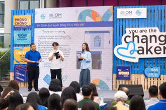 Các bạn trẻ tham gia chương trình Đối thoại: Phụ nữ và thanh niên tích cực dẫn đầu công tác truyền thông phòng, chống mua bán người. (Ảnh: IOM Việt Nam) 