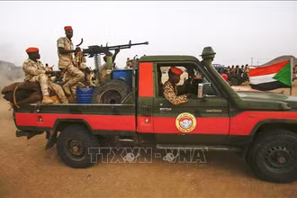 Các thành viên Lực lượng hỗ trợ nhanh (RSF) tuần tra tại làng Qarri, cách thủ đô Khartoum của Sudan 90km về phía bắc. (Ảnh tư liệu: AFP/TTXVN)