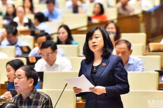 Bộ trưởng Y tế Đào Hồng Lan phát biểu giải trình, làm rõ ý kiến đại biểu Quốc hội nêu tại phiên thảo luận sáng 1/11. (Ảnh: THỦY NGUYÊN)