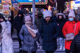 Người dân đi bộ trên Quảng trường Thời đại trong thời tiết lạnh giá ở thành phố New York, Mỹ, ngày 20/1/2024. (Ảnh: Reuters) 