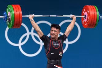 Rizki Juniansyah đem về cho đoàn Indonesia tấm HCV thứ 2 tại Olympic Paris 2024. (Ảnh: Reuters) 