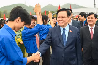 Chủ tịch Quốc hội Vương Đình Huệ và các đại biểu tham dự chương trình. 