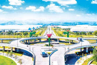 Cầu vượt vòng xuyến 2 tầng giữa quốc lộ 1A và đường sắt bắc-nam có đường trục chính từ cảng Chu Lai đến đường cao tốc Ðà Nẵng-Quảng Ngãi. 