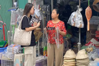 Các tình nguyện viên phát tờ rơi mang thông điệp bảo vệ gấu tới người dân Phúc Thọ. (Ảnh: ENV) 