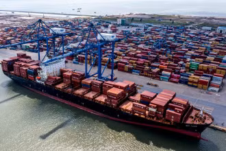 Bốc xếp container ở cảng Đình Vũ (Hải Phòng). (Ảnh minh họa: THÀNH ĐẠT) 