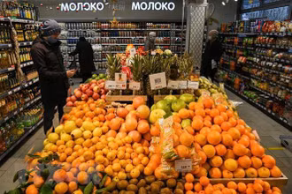 Người dân chọn mua hàng tại 1 siêu thị ở Moskva, Nga. (Ảnh: AFP/TTXVN)