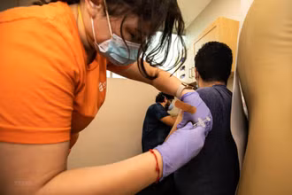 Nhân viên y tế tiêm vaccine phòng bệnh đậu mùa khỉ cho người dân tại Chicago, Mỹ. (Ảnh: THX/TTXVN)
