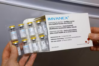 Các lọ chứa vaccine phòng đậu mùa khỉ tại 1 trung tâm tiêm chủng ở Nice, Pháp. (Ảnh minh họa: Reuters)