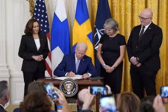 Tổng thống Mỹ Joe Biden ký "thư phê chuẩn", đồng ý cho Phần Lan và Thụy Điển gia nhập NATO. (Ảnh: AP)