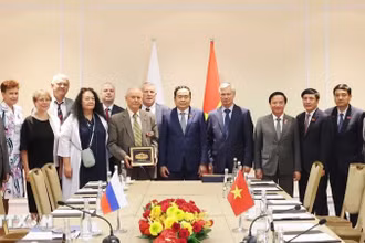 Chủ tịch Quốc hội Trần Thanh Mẫn cùng đoàn Hội Hữu nghị Nga-Việt và Hội Cựu chiến binh Nga từng chiến đấu tại Việt Nam chụp ảnh chung. (Ảnh: TTXVN)