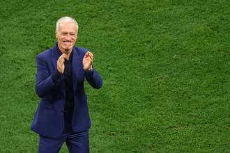 Huấn luyện viên Deschamps mừng chiến thắng trước Marco ở trận bán kết World Cup 2022. (Ảnh: Reuters)