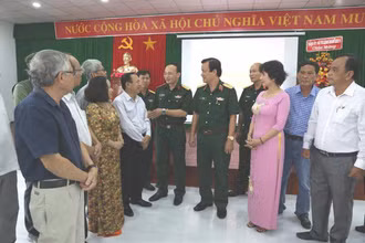 Lãnh đạo Quân khu 9 và các nhà văn dự Trại sáng tác văn học đề tài "Chiến tranh cách mạng và lực lượng vũ trang".