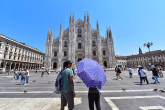 Người dân và du khách tại Quảng trường Duomo, Milan, Italia, ngày 21/7/2022. (Ảnh: Reuters)
