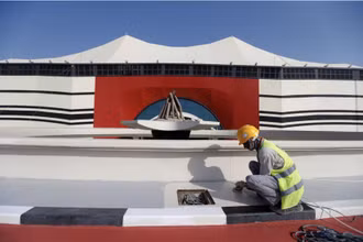Một lao động làm việc tại Qatar. (Ảnh minh họa: Reuters)