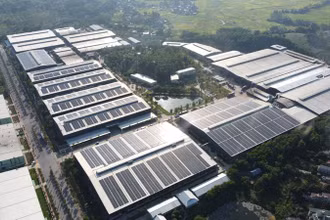 Điện mặt trời áp mái được xem là một giải pháp hiệu quả để Việt Nam hiện thực hóa khối lượng đáng kể công suất năng lượng tái tạo bổ sung, trong khi cung cấp nguồn năng lượng đáng tin cậy với chi phí thấp cho người tiêu dùng. (Ảnh minh họa: ADB)