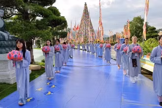 Giới trẻ du xuân lễ Phật để khởi đầu năm mới an lành, ý nghĩa. 