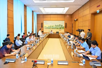 Quang cảnh phiên thảo luận tại Tổ 4 sáng 25/5 về tình hình kinh tế-xã hội năm 2022 và những tháng đầu năm 2023. (Ảnh: DUY LINH)
