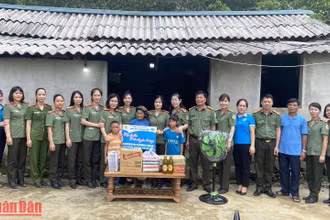 Ngôi nhà nhỏ của 2 trẻ mồ côi thêm ấm áp tình người bởi tấm lòng thiện nguyện của cán bộ, chiến sĩ Công an Thanh Hóa.