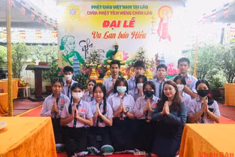 Các học sinh người Việt ở thủ đô Vientiane (Lào) tham dự Đại lễ Vu lan báo hiếu.