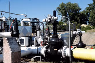 Trạm bơm thuộc đường ống dẫn dầu Druzhba đoạn qua nhà máy lọc dầu Danube của Tập đoàn MOL (Hungary), thành phố Szazhalombatta, Hungary, ngày 18/5/2022. (Ảnh: Reuters)