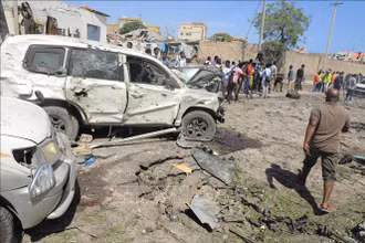 Hiện trường vụ đánh bom xe tại Mogadishu, Somalia. (Ảnh tư liệu: THX/TTXVN)