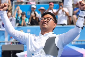Kim Woo-jin ăn mừng sau khi giành HCV ở nội dung bắn cung cá nhân nam tại Thế vận hội Paris, ngày 4/8/2024. (Ảnh: Yonhap) 