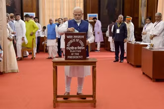 Thủ tướng Ấn Độ Narendra Modi tham gia cuộc bỏ phiếu bầu Tổng thống lần thứ 15. (Ảnh: indianexpress.com)