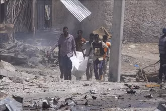 Lực lượng cứu hộ chuyển nạn nhân tại hiện trường vụ đánh bom xe ở Mogadishu, Somalia, ngày 12/1/2022. (Ảnh tư liệu: THX/TTXVN)