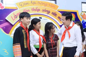 Chủ tịch nước Võ Văn Thưởng với thiếu nhi tỉnh Bình Phước. (Ảnh: TTXVN)