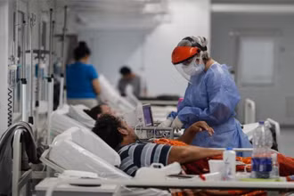 Chăm sóc các bệnh nhân Covid-19 nhập viện ở Argentina. (Ảnh minh họa: EFE)
