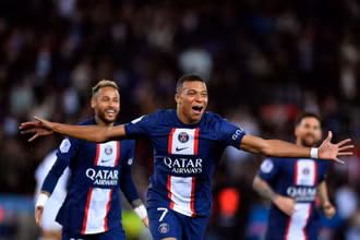 Đặt bút ký vào bản hợp đồng mới để gắn bó với Paris-Saint Germain đến năm 2025 giúp Mbappe có mức lương cao nhất thế giới. (Ảnh: PSG/Getty Images)