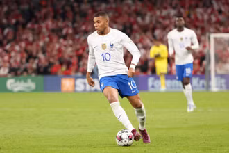 Lần đầu tiên sau 8 năm, vị trí dẫn đầu về thu nhập trong giới cầu thủ không phải là Ronaldo hoặc Messi mà thuộc về ngôi sao đàn em Mbappe. (Ảnh: Getty Images)