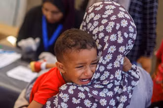 Em bé Palestine bị suy dinh dưỡng được điều trị tại một bệnh viện dã chiến ở Deir Al-Balah, phía nam Dải Gaza, ngày 22/6/2024. (Ảnh: Reuters) 