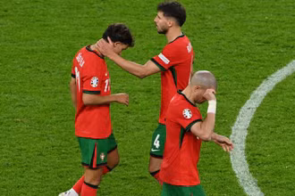 Ruben Dias an ủi người đồng đội Joao Felix sau khi anh sút hỏng trong loạt luân lưu. (Ảnh: Reuters) 