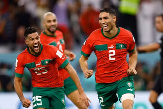 Thành công của Maroc ở kỳ World Cup lần này có dấu ấn rõ nét từ các cầu thủ Maroc sinh ra và lớn lên ở nước ngoài, trong đó có ngôi sao Achraf Hakimi (số 2). (Ảnh: Reuters)