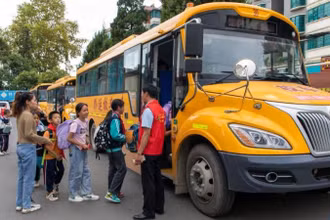 Xe buýt chở học sinh ở Trung Quốc. (Ảnh: XInhua)