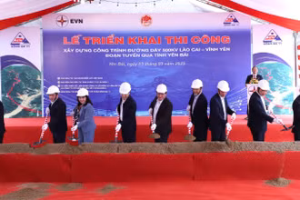 Các đại biểu thực hiện nghi thức triển khai thi công đường dây 500KV Lào Cai-Vĩnh Yên, đoạn tuyến qua tỉnh Yên Bái.