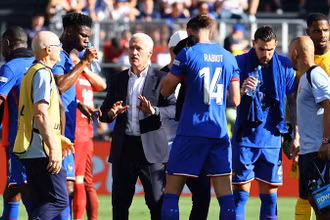 Huấn luyện viên Didier Deschamps cùng tiền vệ Adrien Rabiot và các cầu thủ Pháp trong giờ giải lao trong trận đấu vòng bảng với Ba Lan. (Ảnh: Reuters)