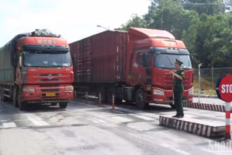 Cán bộ, chiến sĩ Trạm kiểm soát biên phòng cửa khẩu quốc tế Hữu Nghị, Cao Lộc (Lạng Sơn) kiểm tra, giám sát xe chở hàng hóa xuất, nhập khẩu qua biên giới. (Ảnh: VI HÙNG TRÁNG) 